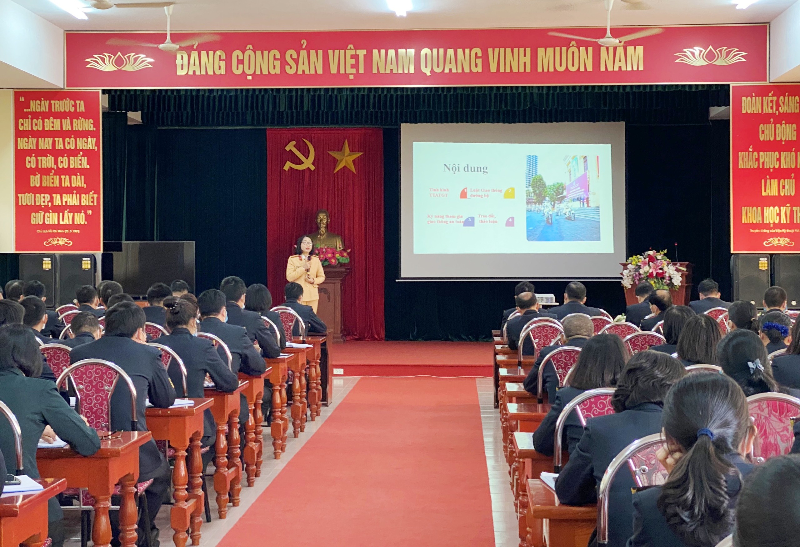 Tuyên truyền, phổ biến pháp luật về  TTATGT tới cán bộ, nhân viên Viện Kỹ thuật Hải quân